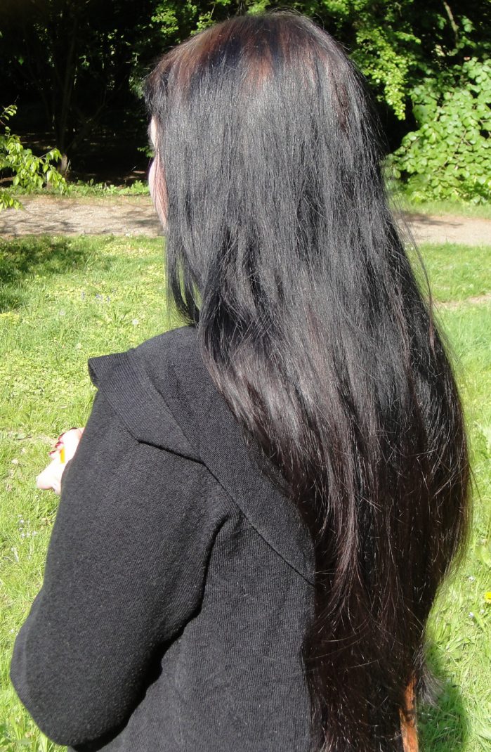 Blaue spitzen haare schwarze Schwarze Haare