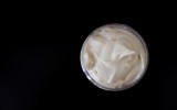 Die Maske für das Haar aus dem Brot mit dem Kastoröl