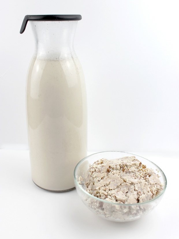 Bio Blog Denns Mandelmilch Pflanzenmilch selbst machen Rezept vegan Mandeltrester Milch