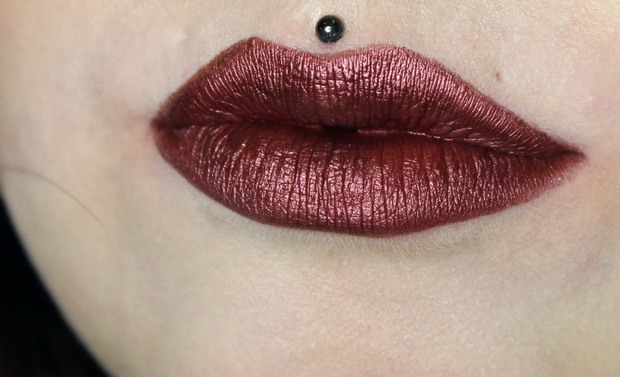 Rote-Liquid-Lipsticks-vegan-One-Eigt-Seven-Lethal-Cosmetics-187-auf-den-Lippen-Swatch