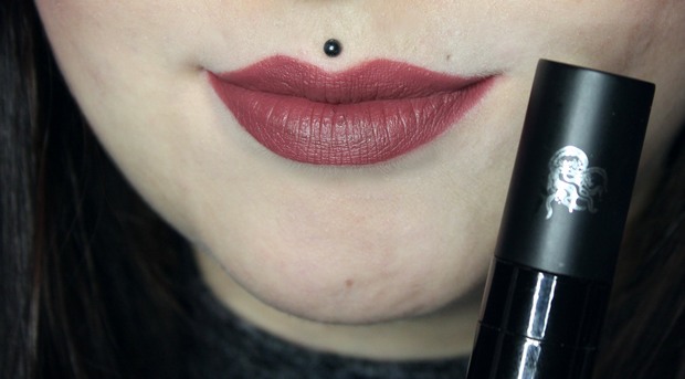 Rote-Liquid-Lipsticks-vegan-Wrath-Black-Moon-Cosmetics-auf-den-Lippen-Swatch