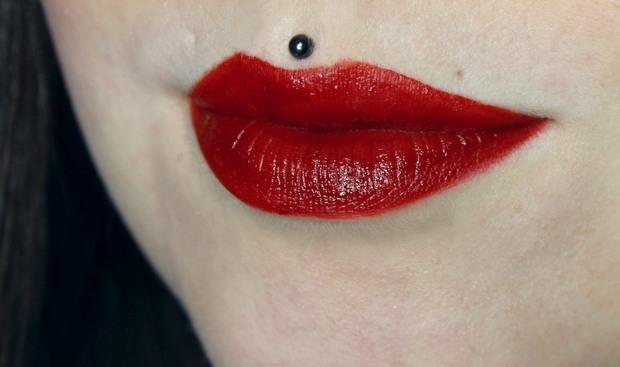 Rote-Liquid-Lipsticks-vegan-Zombettie-Pretty-Zombie-Cosmetics-auf-den-Lippen-Swatch