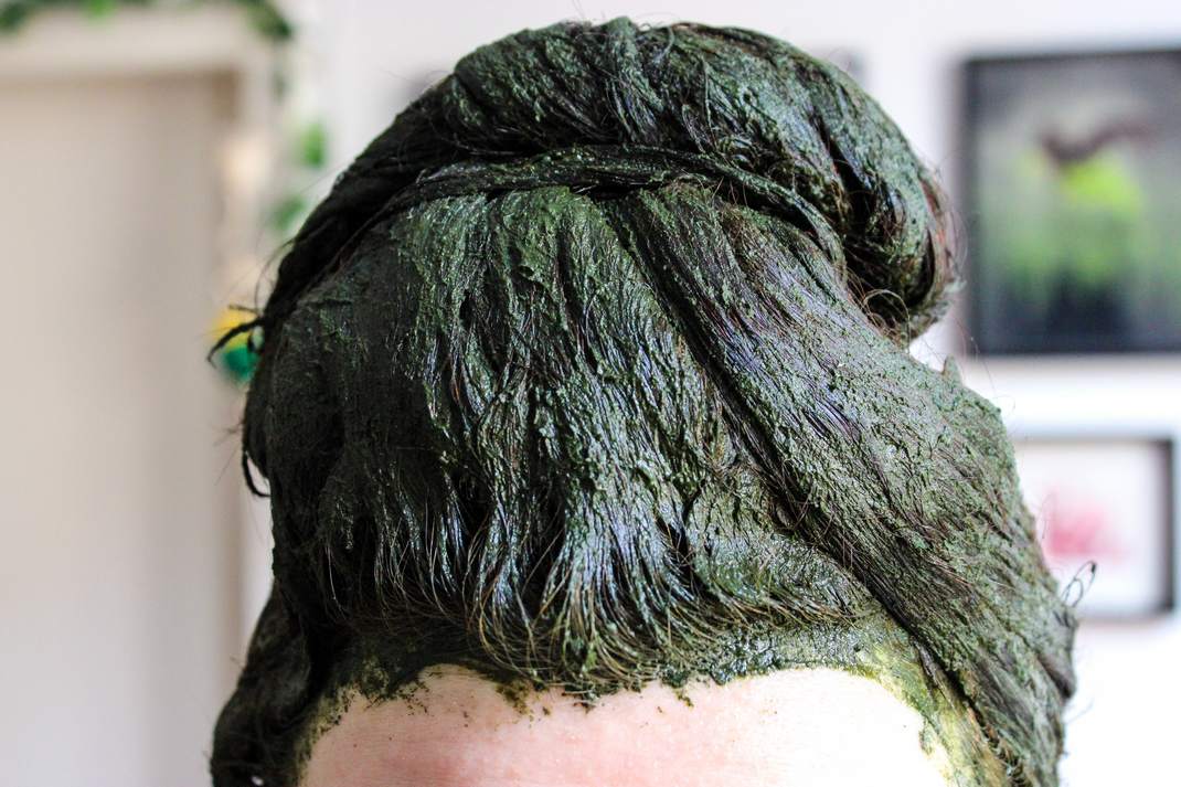 henna haarfarbe vegan natürlich haare färben pflanzenhaarfarbe
