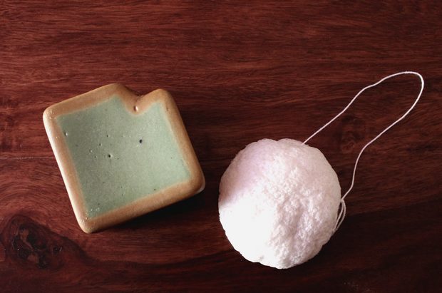 Gesichtspflege vegan Layering Japan Schritt 2 Reinigen Double Cleansing Aleppo Seife Konjac Sponge