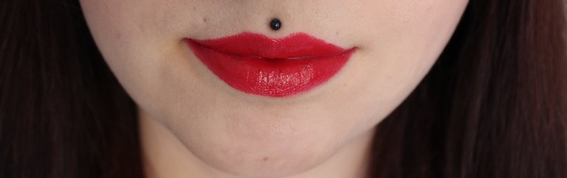 Alva Hot Red Lippenstift rot vegan kosmetik Naturkosmetik brick swatch on lips