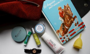Reisebegleiter vegan naturkosmetik kosmetik tense uhr rucksack ohne leder lederimitat yoah farfalla lunette menstruationstasse upcycling unterwegs alterra jean len saga deocreme