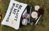 veganes schminktäschchen erbse kosmetik vegan chrimaluxe angel minerals naturkosmerik benecos p2 alterra terra naturi ebelin manic panic