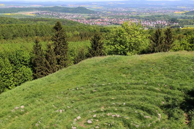 Helfensteine Kassel Dörnberg Haarkräuterkalender vegan Kräuter sammeln Habichtswald Kelten Labyrinth Hexen