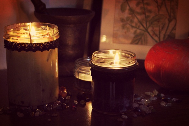 DIY-vegan-Kerzen-im-Glas-schwarz-Sandelholz-Rosmarin-Hagebutte-selber-gießen-Halloween-witch