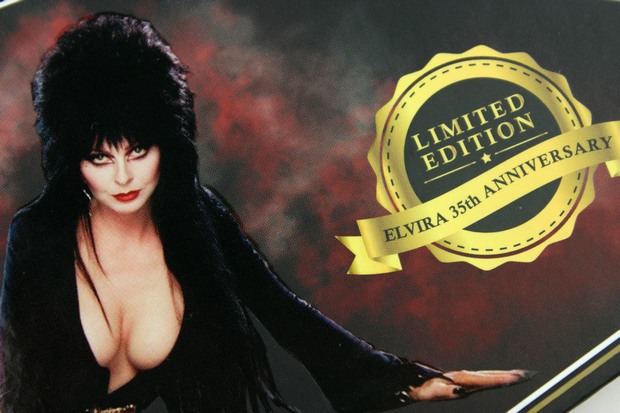 Lunatick-Cosmetic-Labs-Elvira-Mistress-of-the-dark-palette-red-eyeshadow-lidschatten-rot-vegan-tierversuchsfrei-cruelty-free-limited-außen
