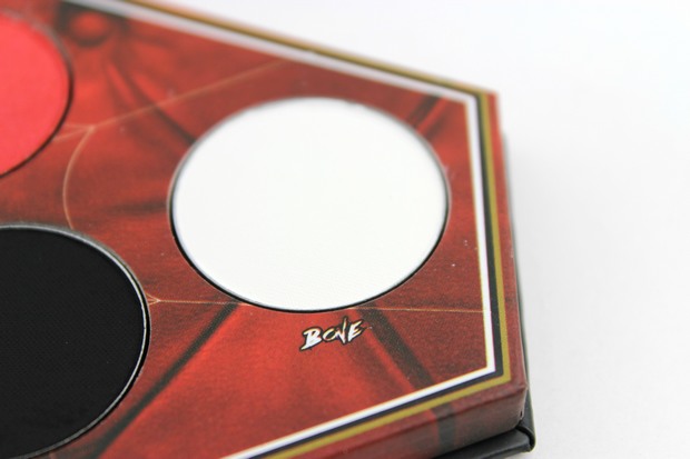 Lunatick-Cosmetic-Labs-Elvira-Mistress-of-the-dark-palette-red-eyeshadow-lidschatten-rot-vegan-tierversuchsfrei-cruelty-free-limited-bone