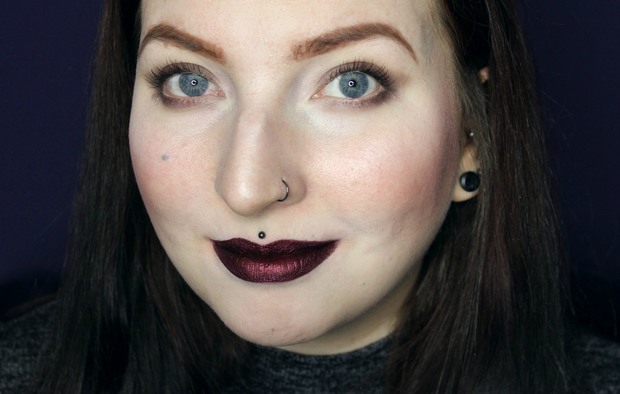 Rote-Liquid-Lipsticks-vegan-Armageddon-Metal-Black-Moon-Cosmetics-auf-den-Lippen