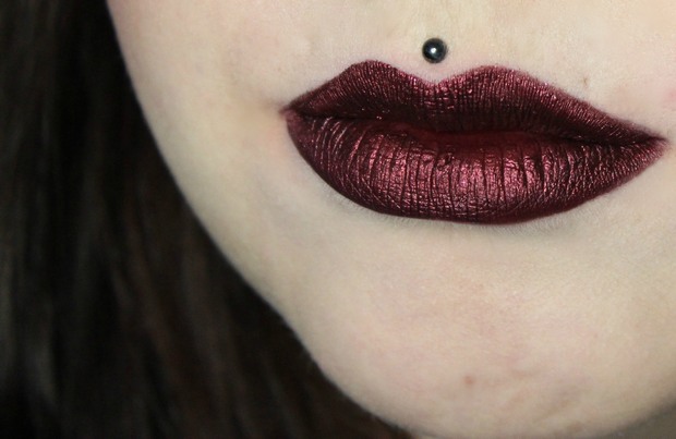 Rote-Liquid-Lipsticks-vegan-Armageddon-Metal-Black-Moon-Cosmetics-auf-den-Lippen-Swatch