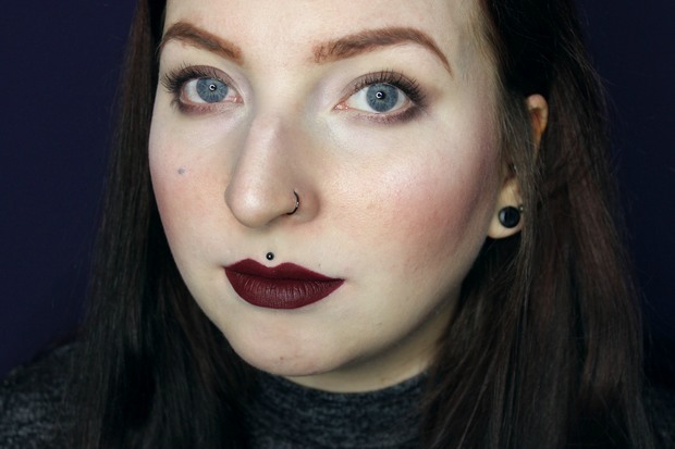 Rote-Liquid-Lipsticks-vegan-Dahlia-Pretty-Zombie-Cosmetics-auf-den-Lippen