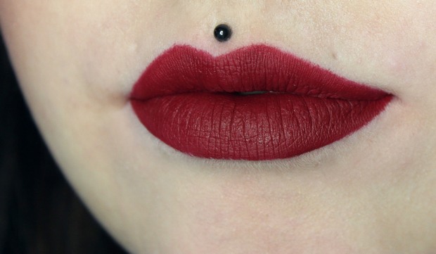 Rote-Liquid-Lipsticks-vegan-Vamp-Pretty-Zombie-Cosmetics-auf-den-Lippen-Swatch