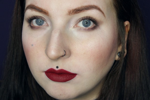 Rote-Liquid-Lipsticks-vegan-Vamp-Pretty-Zombie-Cosmetics-auf-den-Lippen
