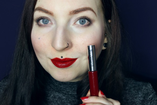 Rote-Liquid-Lipsticks-vegan-Zombettie-Pretty-Zombie-Cosmetics-auf-den-Lippen