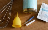 menstruation womanhood blutsbande kosmetik vegan natürlich menstruationstasse reinigen kappe cup becher säubern (6)
