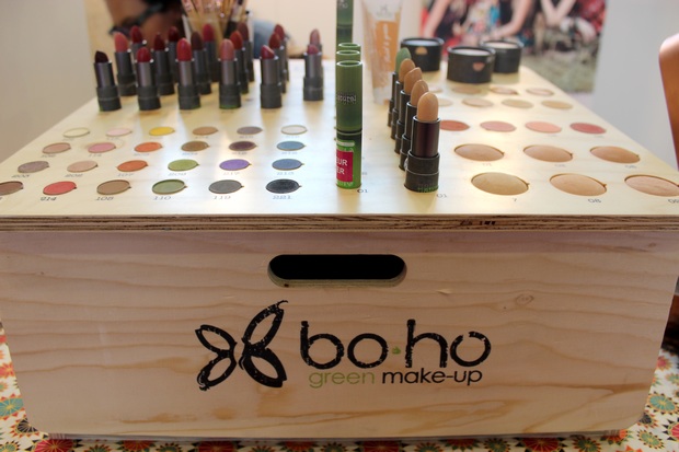 BOHO-GREEN-MAKE-UP-LIDSCHATTEN-SCHIMMERND-PIVOINE-214-vegan-rot-naturkosmetik-erbse-geschminkt-makeup-red-cruelty-free