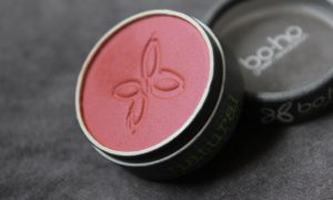 BOHO GREEN MAKE-UP LIDSCHATTEN SCHIMMERND PIVOINE 214 vegan rot naturkosmetik erbse geschminkt makeup red cruelty free (9)
