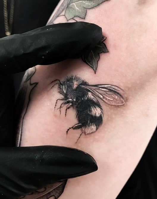 vegan tattoo september 2018 gute stube tattoo fritzlar limahema erbse hummel bumblebee